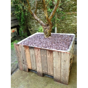 Cuve 1000 litres grillagée sur palette transformée en jardinière